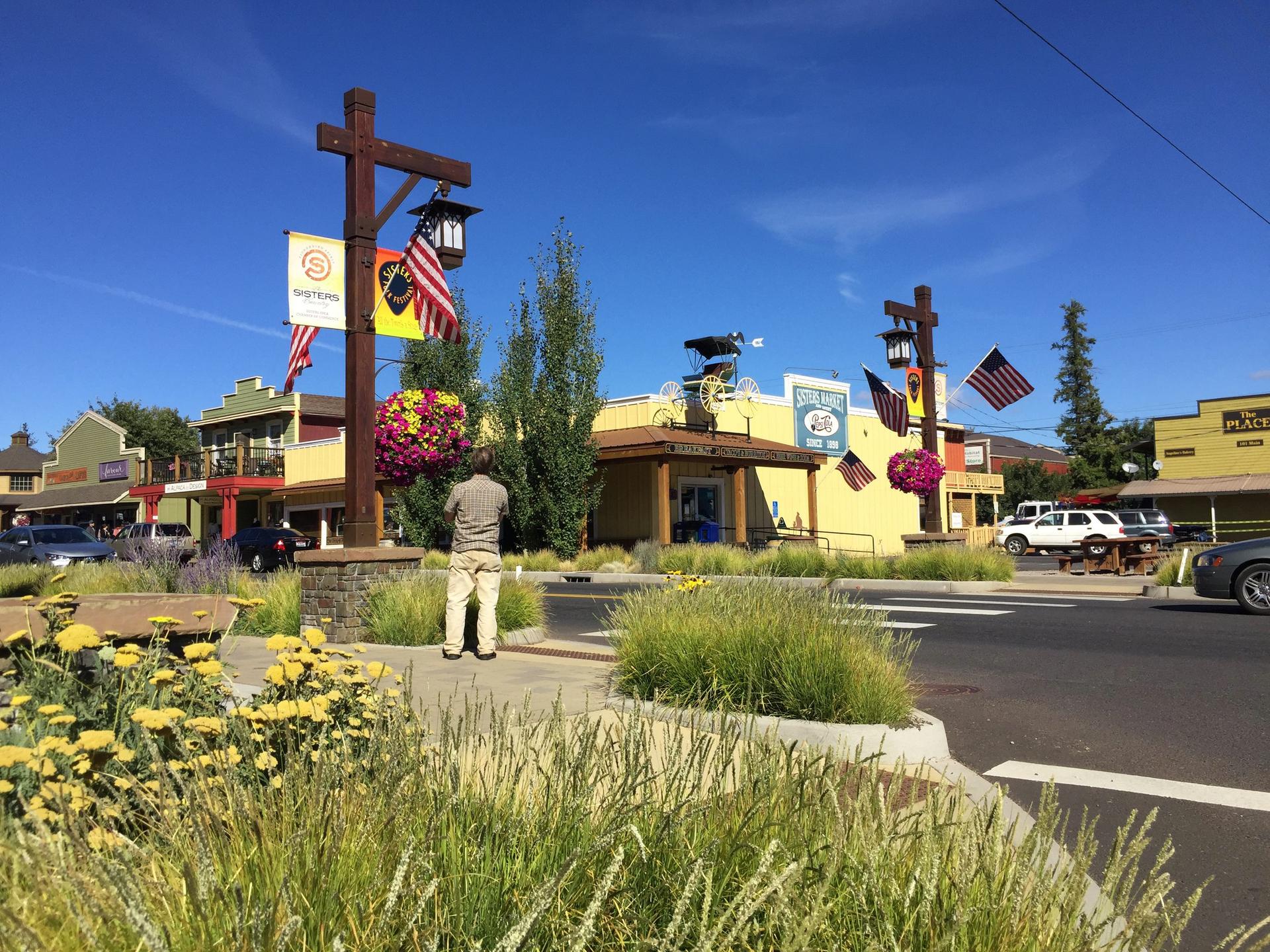 Cascade Avenue streetscape in Sisters, Oregon