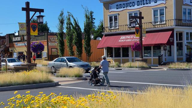 Streetscape of Cascade Avenue in Sisters, Oregon